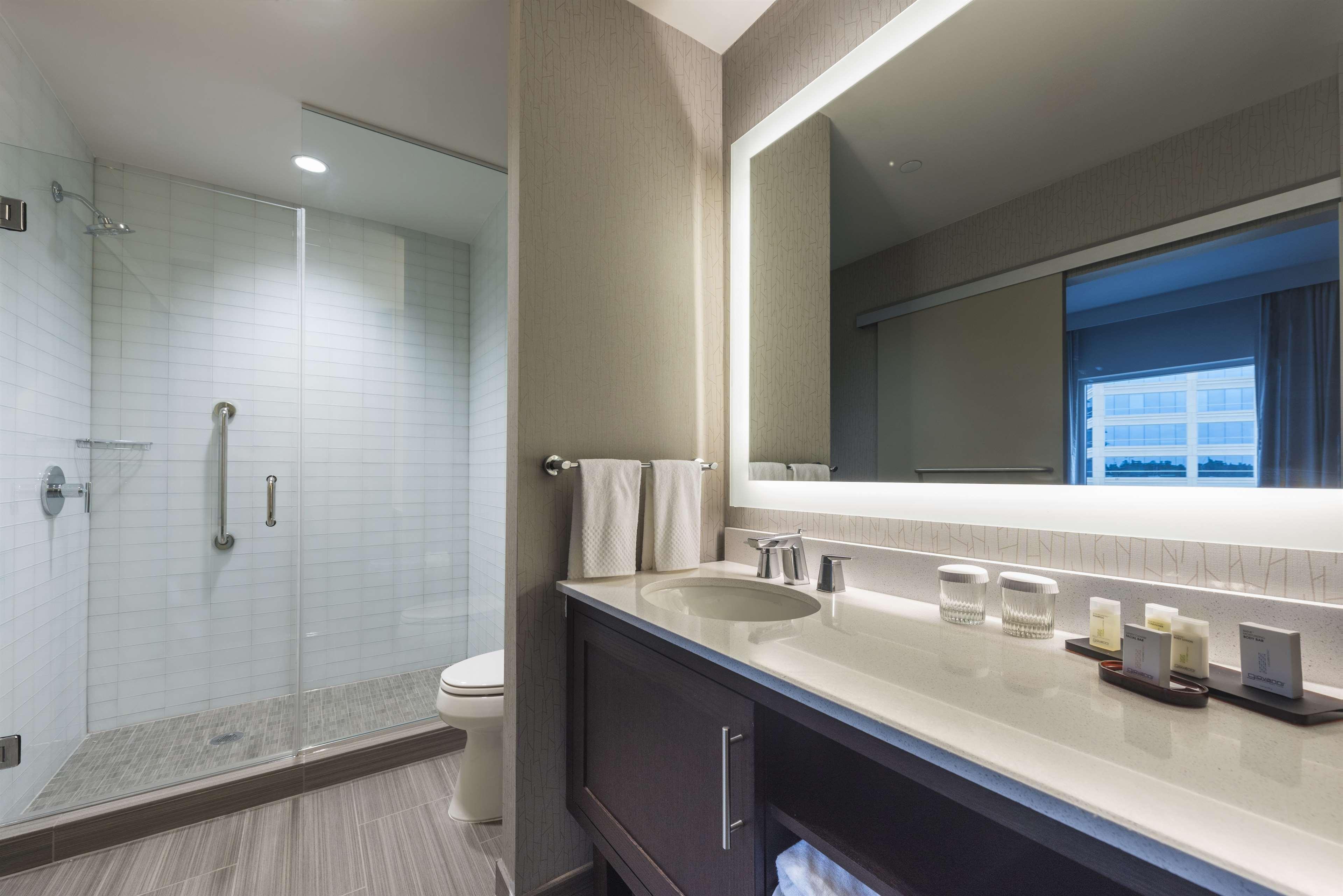Embassy Suites By Hilton The Woodlands Exteriör bild